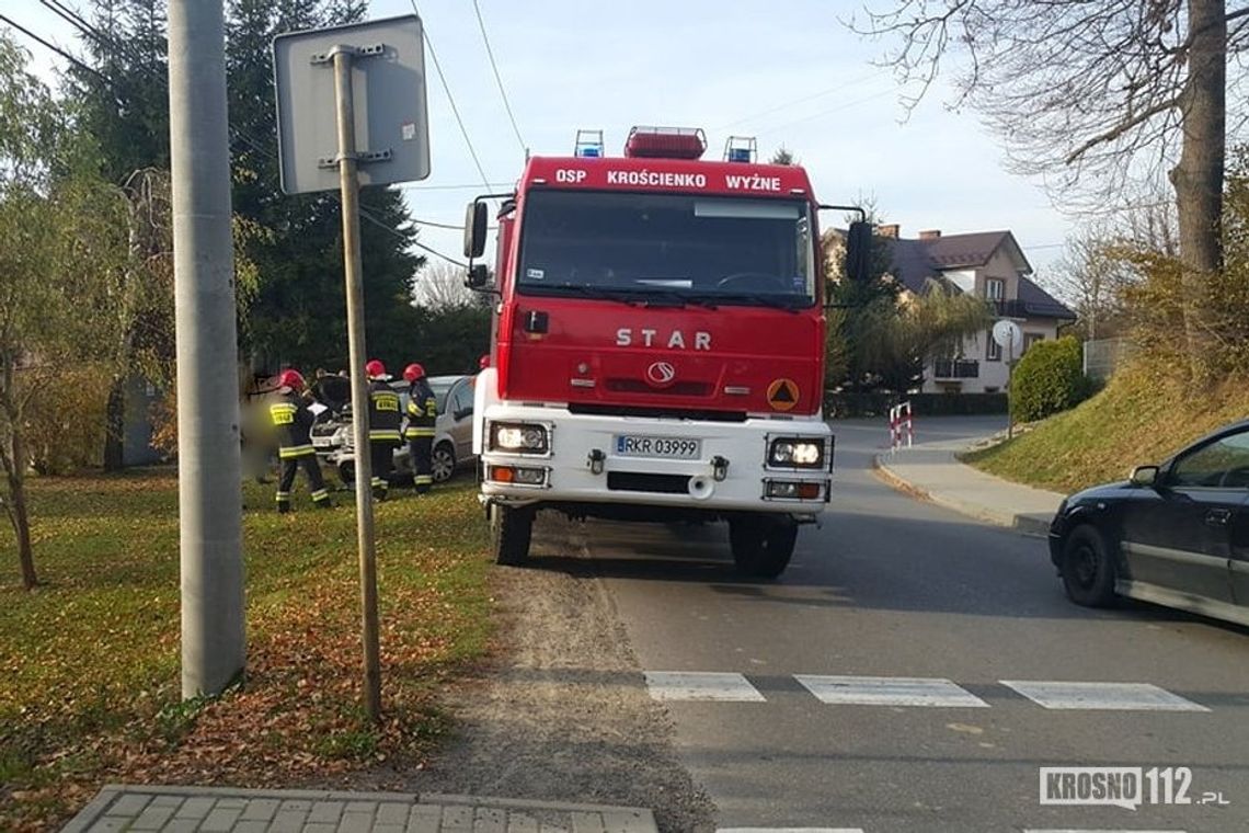 Zderzenie samochodów na łuku drogi w Głowience