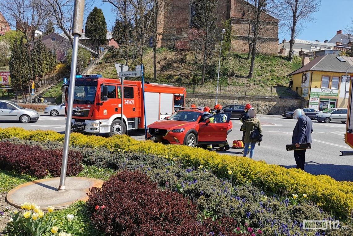 Zderzenie samochodów na małym rondzie na Podwalu
