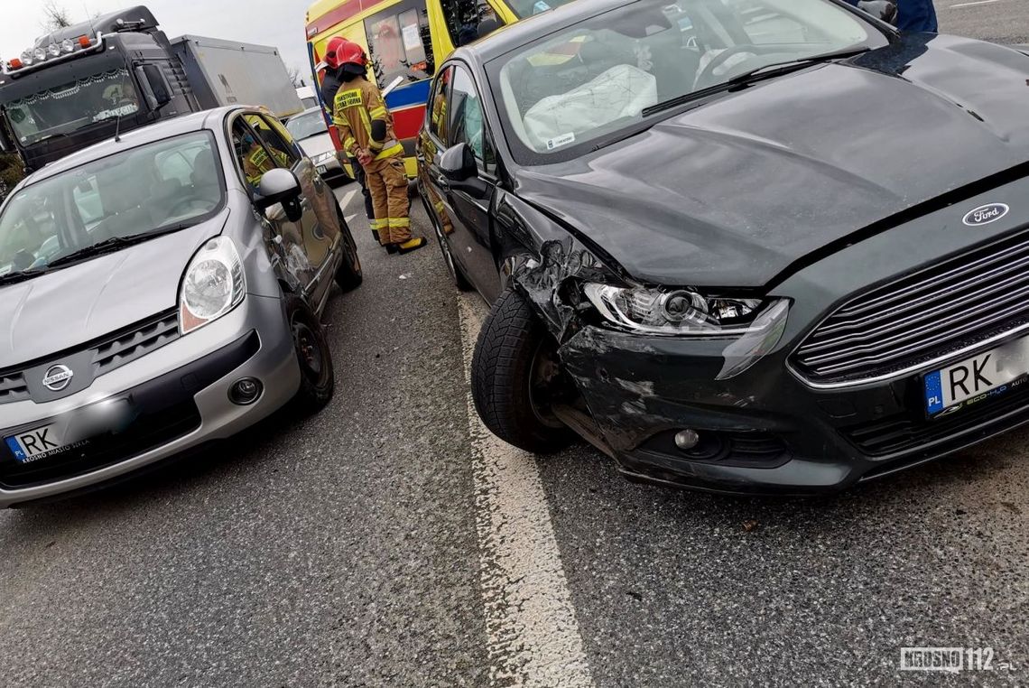 ? Zderzenie samochodów na Podkarpackiej. Kierująca nissanem wjechała w forda