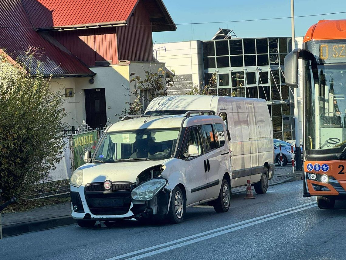 Zderzenie samochodów na skrzyżowaniu Korczyńskiej i Niepodległości Zderzenie samochodów na skrzyżowaniu Korczyńskiej i Niepodległości
