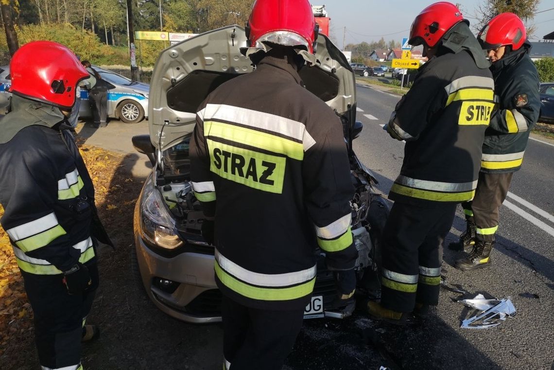 Zderzenie samochodów na skrzyżowaniu w Ustrobnej