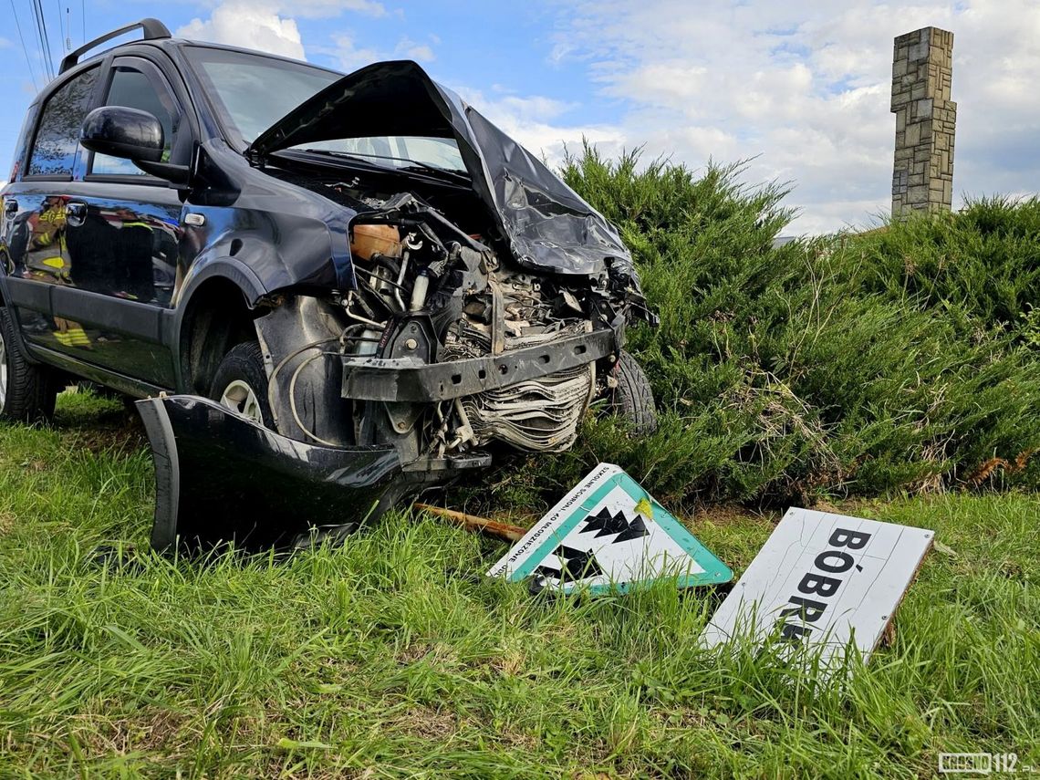 Zderzenie samochodów przy pomniku w Bóbrce