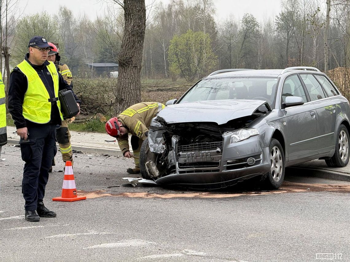 Zderzenie samochodów w Bóbrce przy pomniku