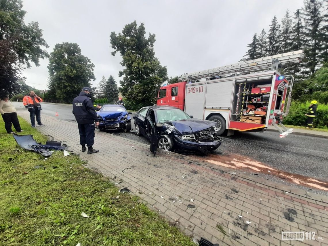 Zderzenie samochodów w Dukli na DW993. Trzy osoby ranne