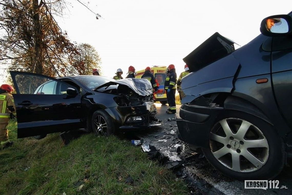 ? Zderzenie samochodów w Zręcinie. Kierowca volkswagena pomylił sobie kierunek jazdy [AKTUALIZACJA]