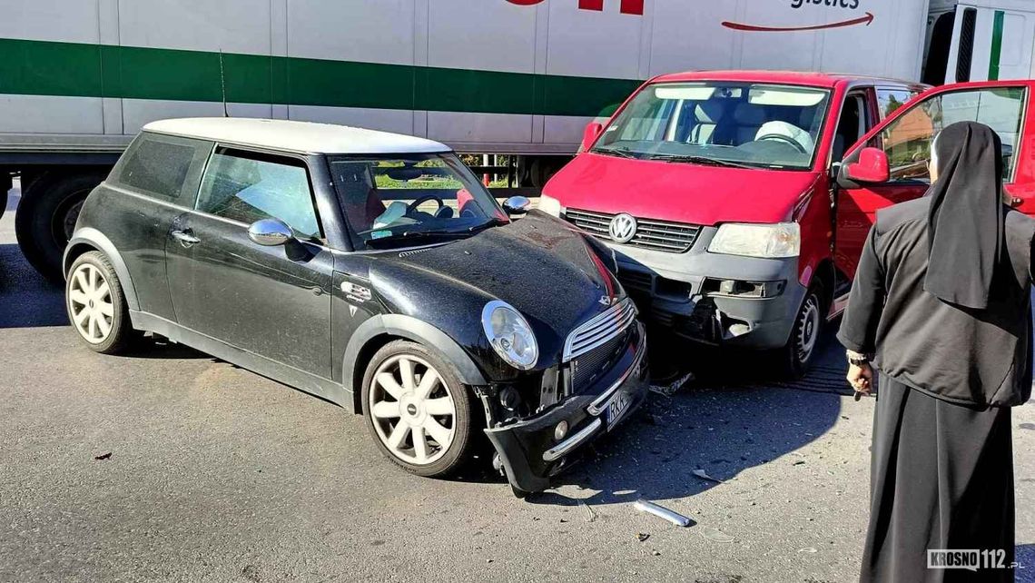 Zderzenie samochodów w Zręcinie na skrzyżowaniu