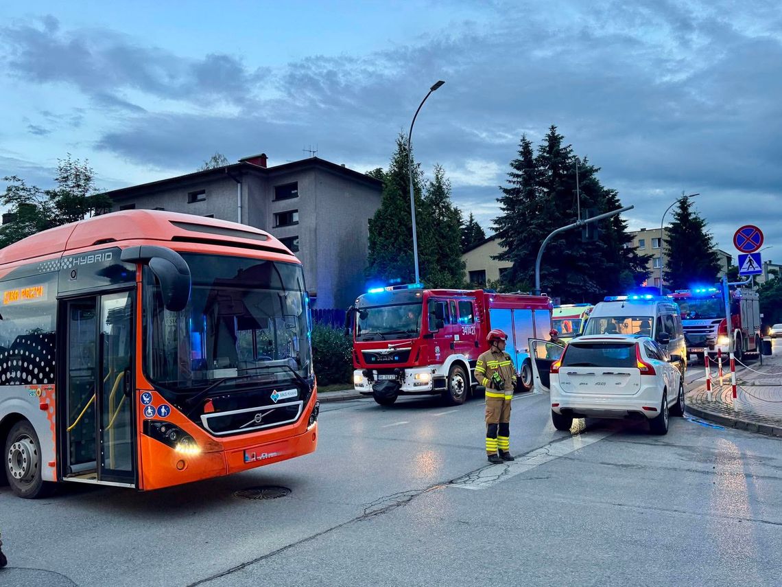 Zderzenie samochodu osobowego z autobusem MKS Zderzenie samochodu osobowego z autobusem MKS