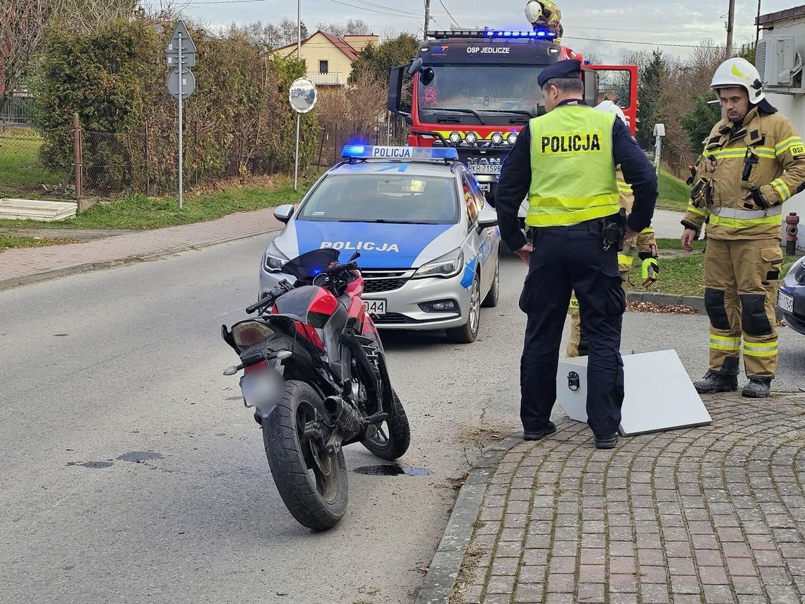 Zderzenie samochodu z motorowerem w Jedliczu