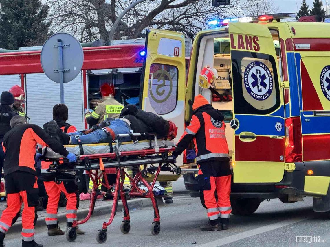 Zderzenie skutera z osobówką. Poważnie ranny kierowca jednośladu