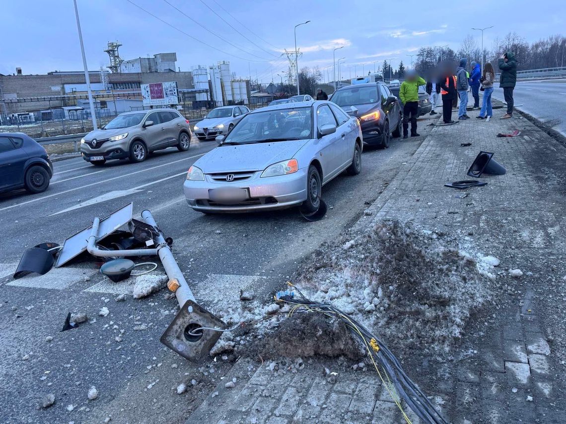 Zderzenie sześciu pojazdów na skrzyżowaniu DK28 i Tysiąclecia Zderzenie sześciu pojazdów na skrzyżowaniu DK28 i Tysiąclecia