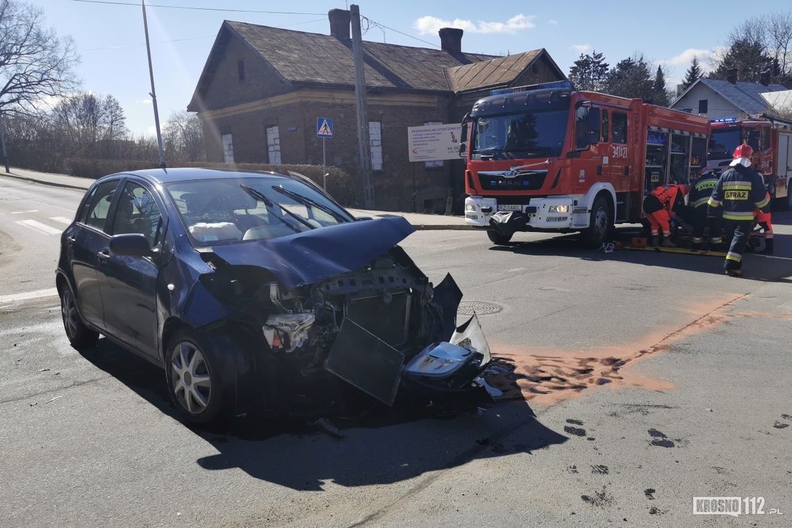 Zderzenie toyoty i opla. Kierowcy obu samochodów zostali przewiezieni do szpitala