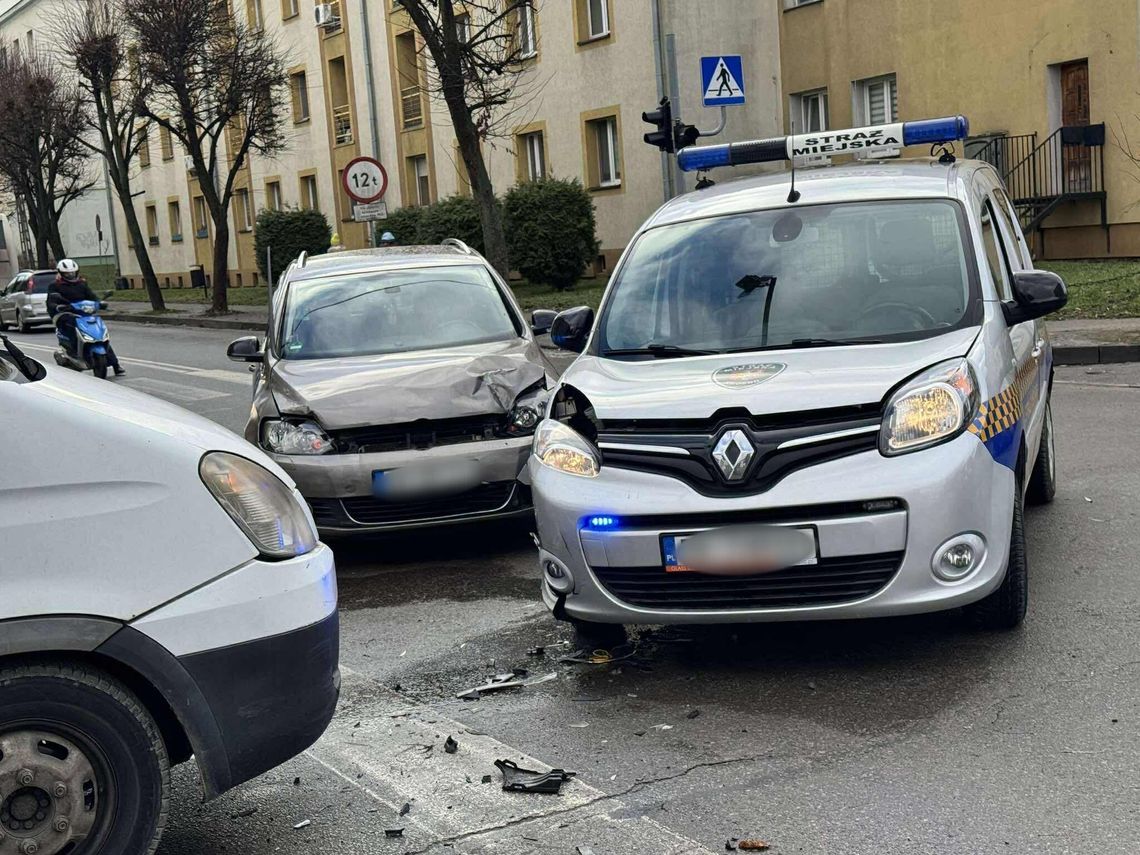 Zderzenie trzech pojazdów na skrzyżowaniu Naftowej i Tysiąclecia