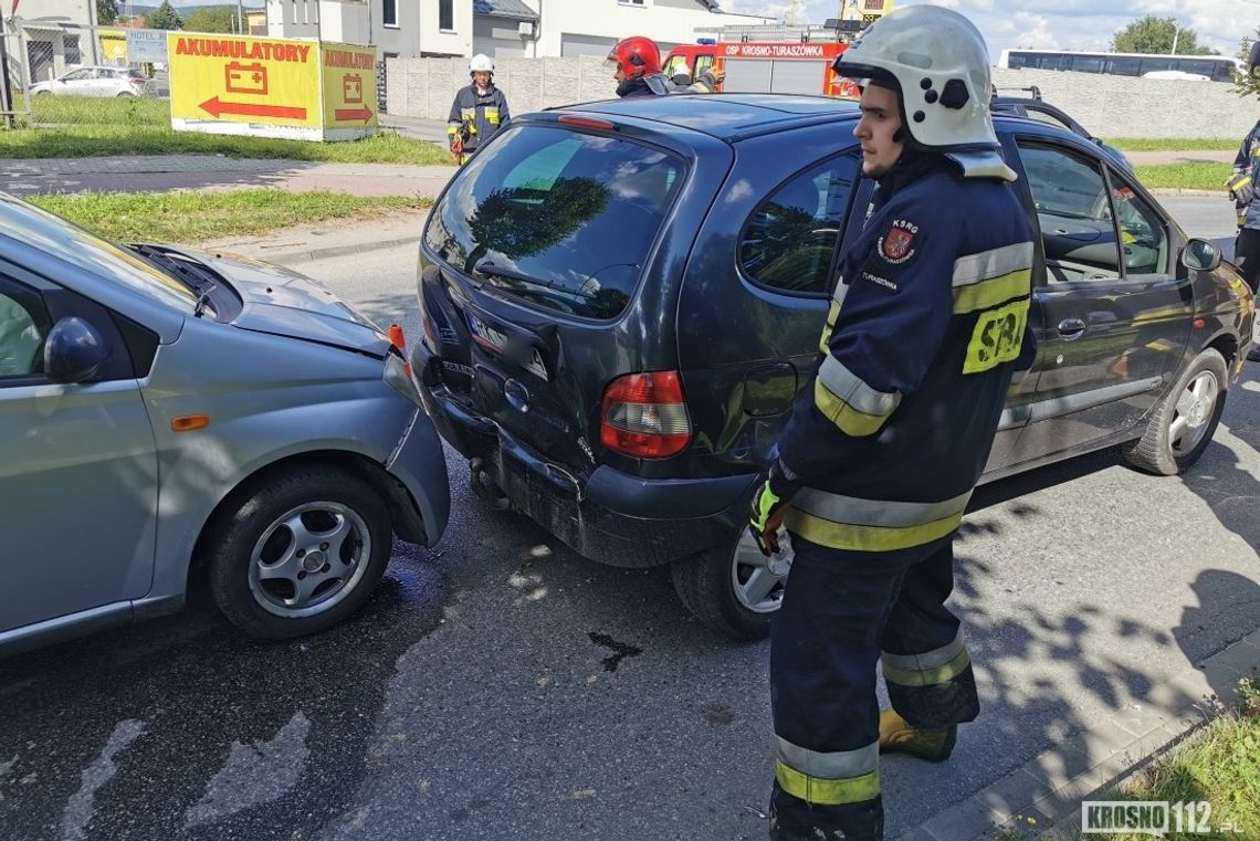 Zderzenie trzech pojazdów na ul. Tysiąclecia. Najechanie