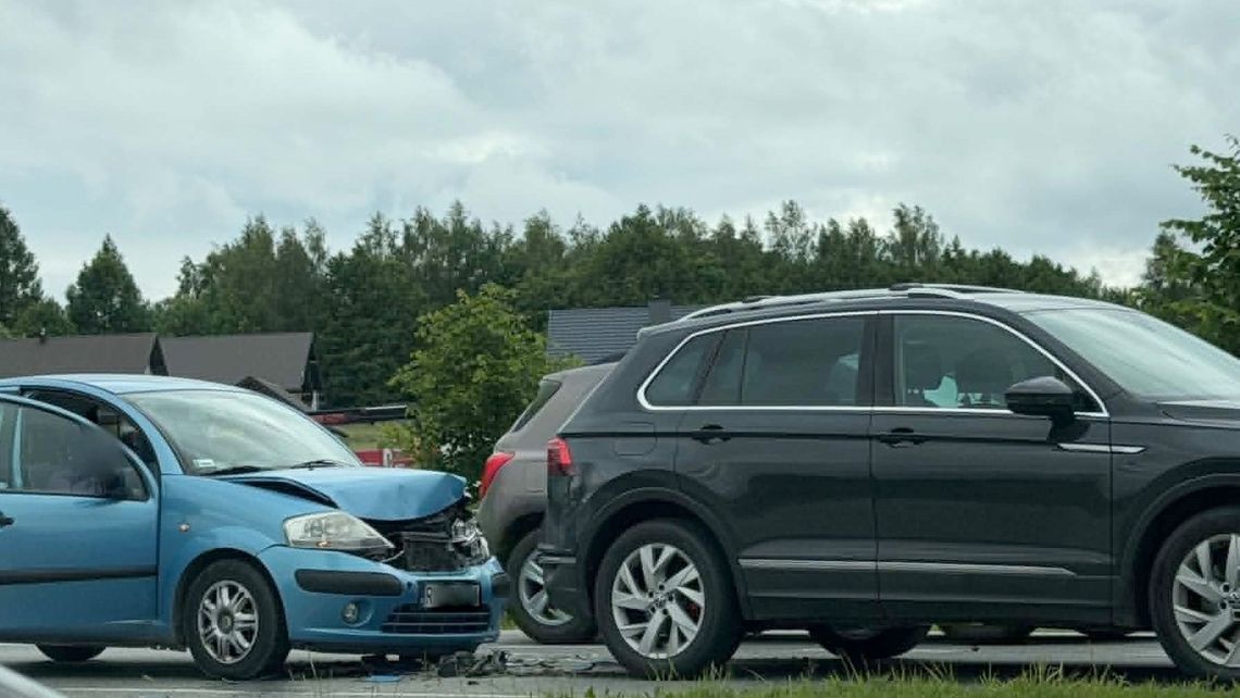 Zderzenie trzech samochodów na DK28 w Krośnie Zderzenie trzech samochodów na DK28 w Krośnie