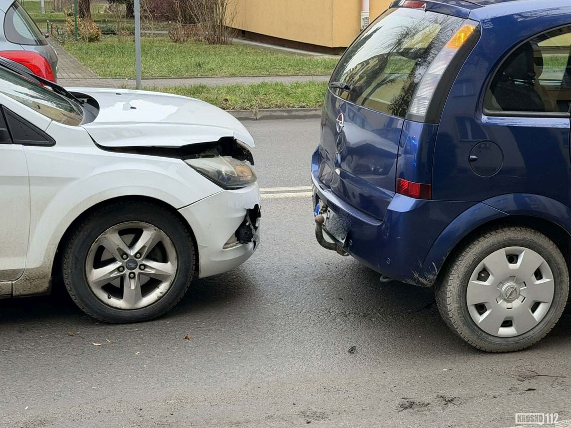 Zderzenie trzech samochodów na skrzyżowaniu Tysiąclecia z Naftową