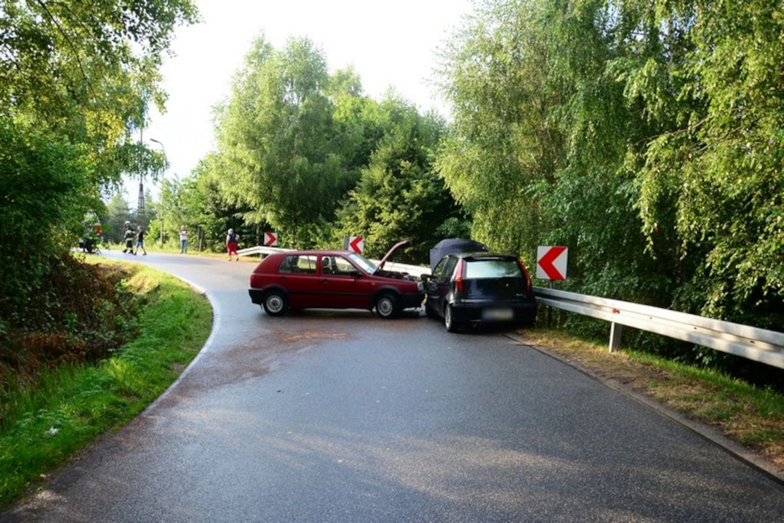 Zderzenie volkswagena i fiata w Węglówce. Dwie osoby odniosły obrażenia