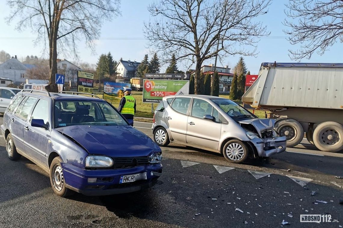 ? Zderzenie Volkswagena i Mercedesa na Krośnieńskiej w Miejscu Piastowym