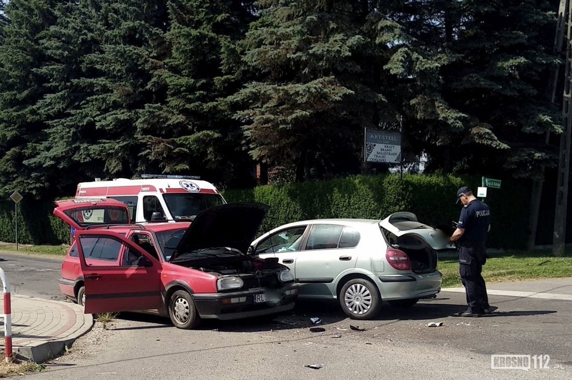 Zderzenie volkswagena i nissana na skrzyżowaniu