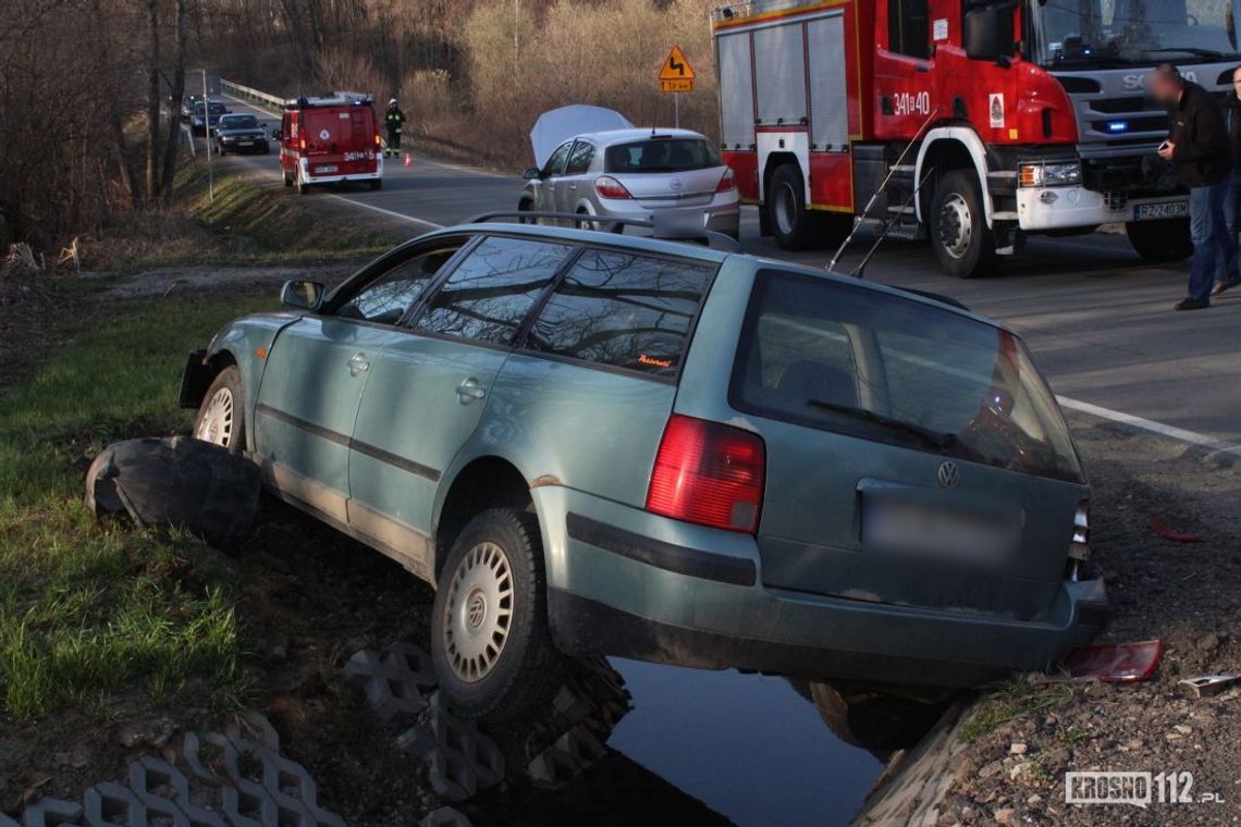 Zderzenie Volkswagena i Opla na skrzyżowaniu w Wietrznie