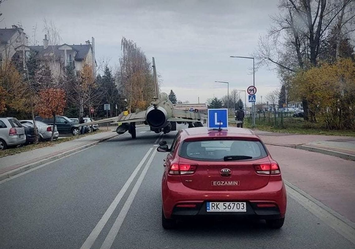 Zdjęcie z samolotem Su-22 i egzaminem na prawo jazdy hitem Internetu