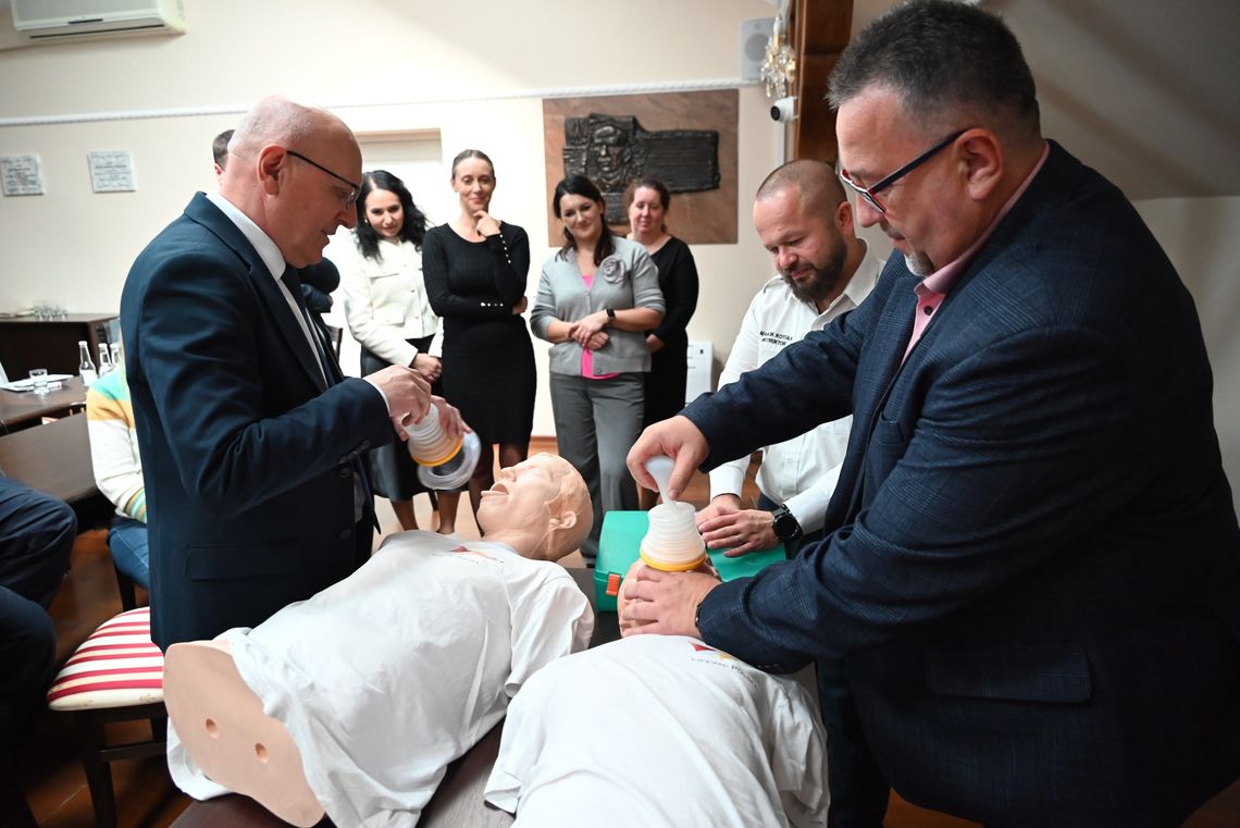 Zestawy do udzielania pomocy przekazane do szkół i żłobków z terenu gminy Miejsce Piastowe