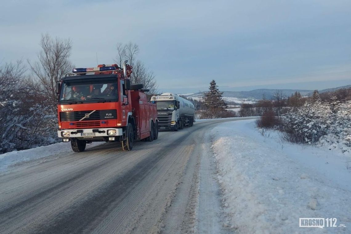 Zimowe warunki na drogach. Niektórzy zapomnieli o zachowaniu ostrożności [GALERIA]