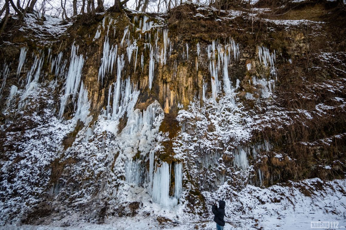 Zimowy spektakl w Rudawce Rymanowskiej - lodospady przyciągnęły tłumy