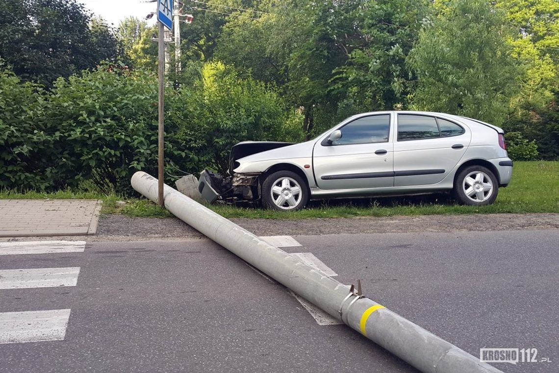 Zjechał z drogi i uderzył w słup. Droga została zablokowana