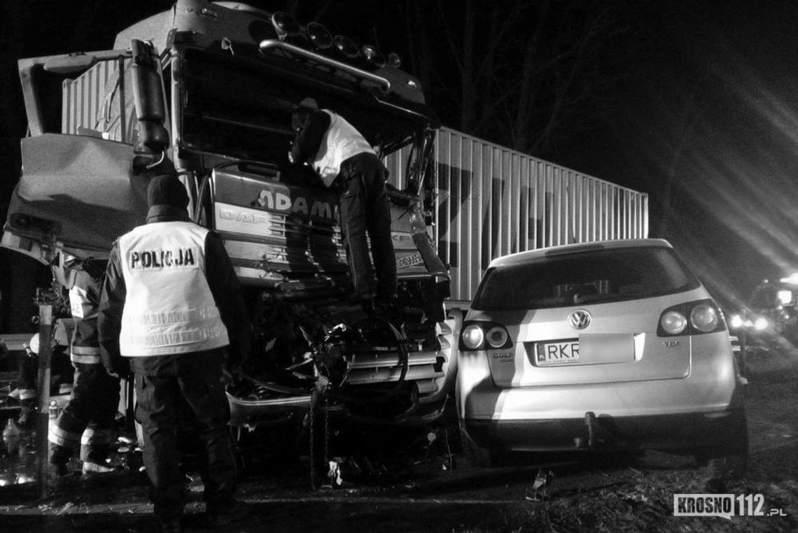 Zmarł kierowca, który wjechał ciężarówką w drzewo leżące na DK19