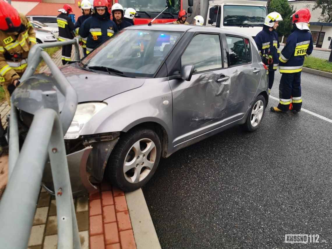 Zmieniając pas ruchu, wjechała wprost pod ciężarówkę. Samochód wylądował na barierce