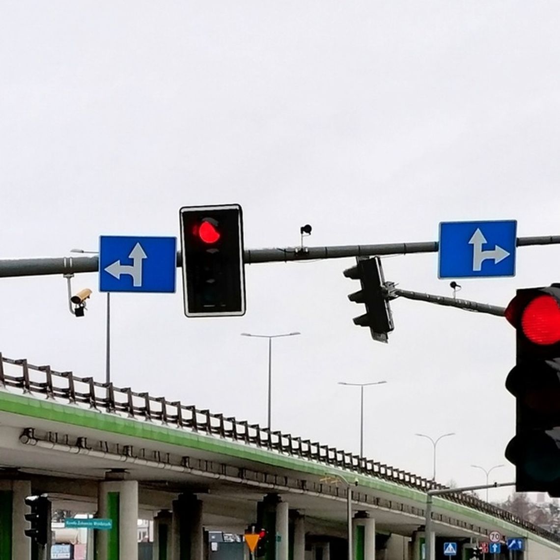 Znaki przed nimi nie ostrzegają, a kamer wciąż przybywa