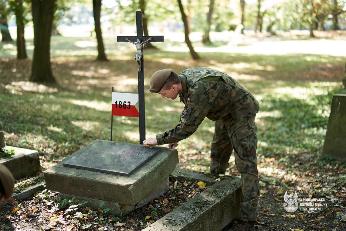 Żołnierska Pamięć. Terytorialsi porządkowali groby bohaterów Żołnierska Pamięć. Terytorialsi porządkowali groby bohaterów