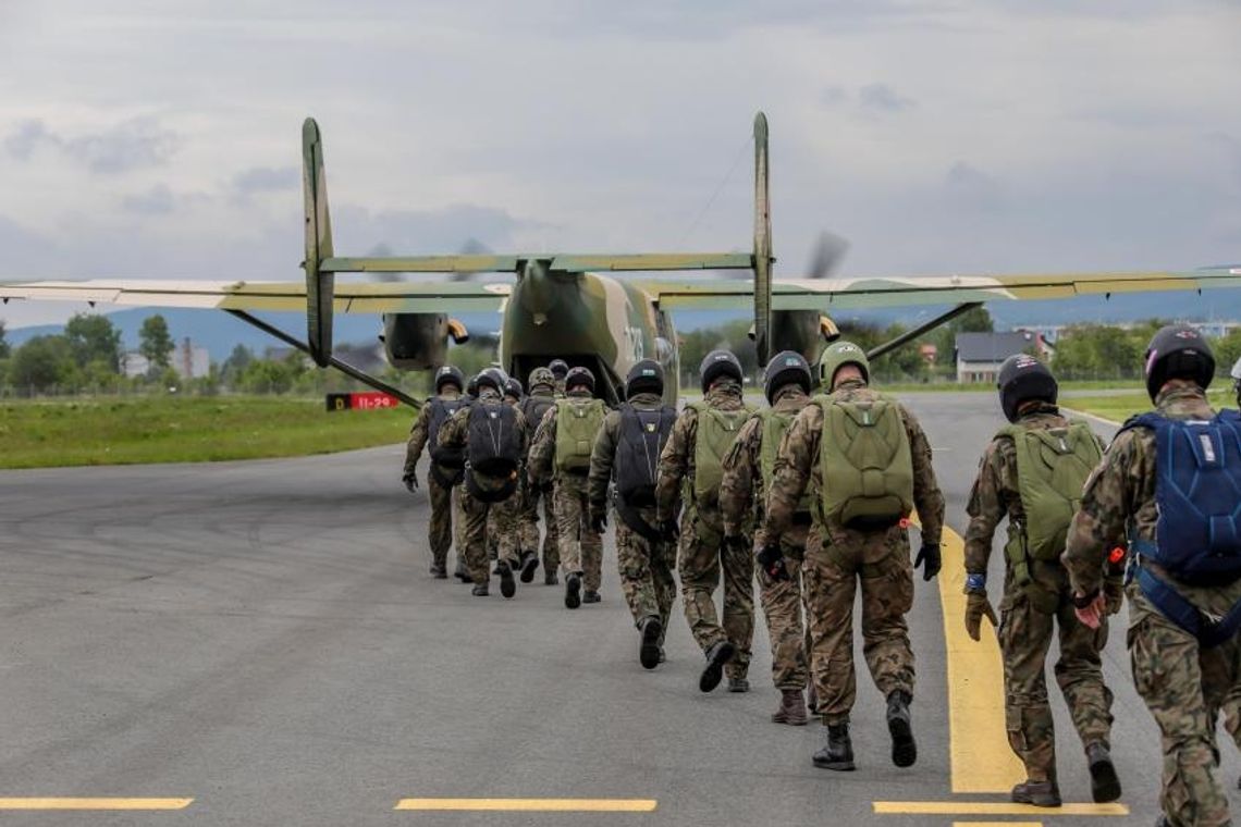 Żołnierze z Krakowa ćwiczą na krośnieńskim lotnisku