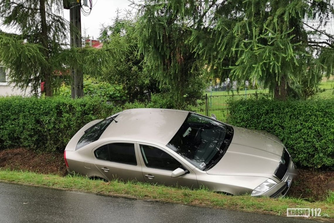 ZRĘCIN: Kierowca skody wjechał do rowu. Interweniowały służby