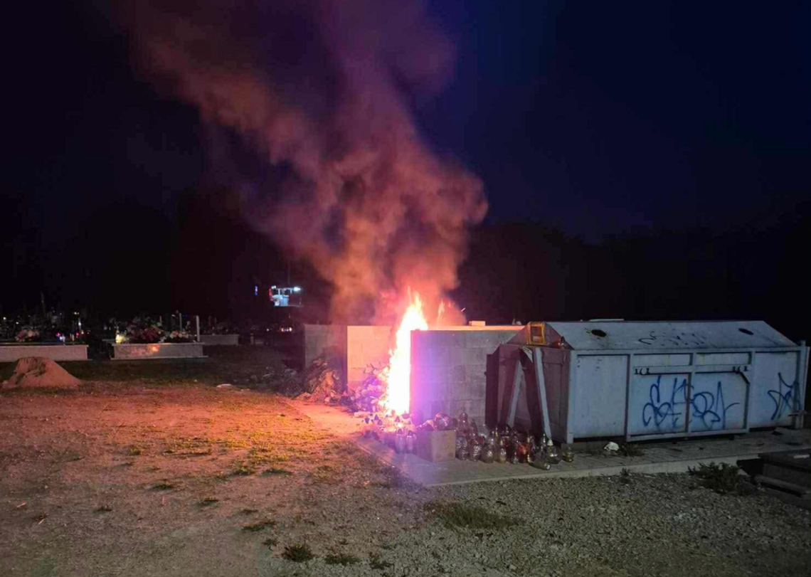 Zręcin. Pożar śmieci na cmentarzu