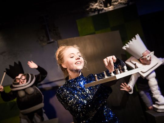 Artystyczne Ferie Zimowe w RCKP. Spektakl „Alicja po drugiej stronie lustra” Artystyczne Ferie Zimowe w RCKP. Spektakl „Alicja po drugiej stronie lustra”