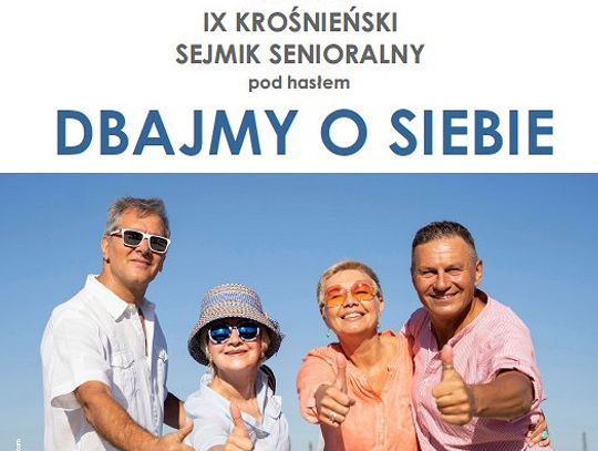 Uczestnicy IX Krośnieńskiego Sejmiku Senioralnego na tle morza