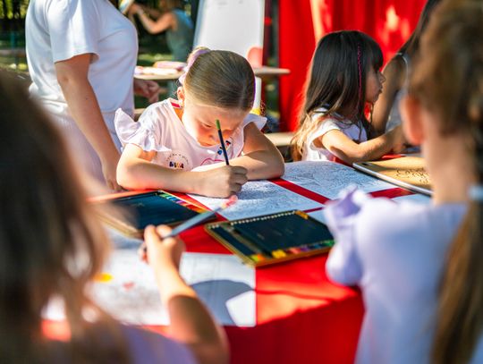 Wakacyjne warsztaty artystyczne w BWA Krosno – twórcza podróż „Dookoła świata”