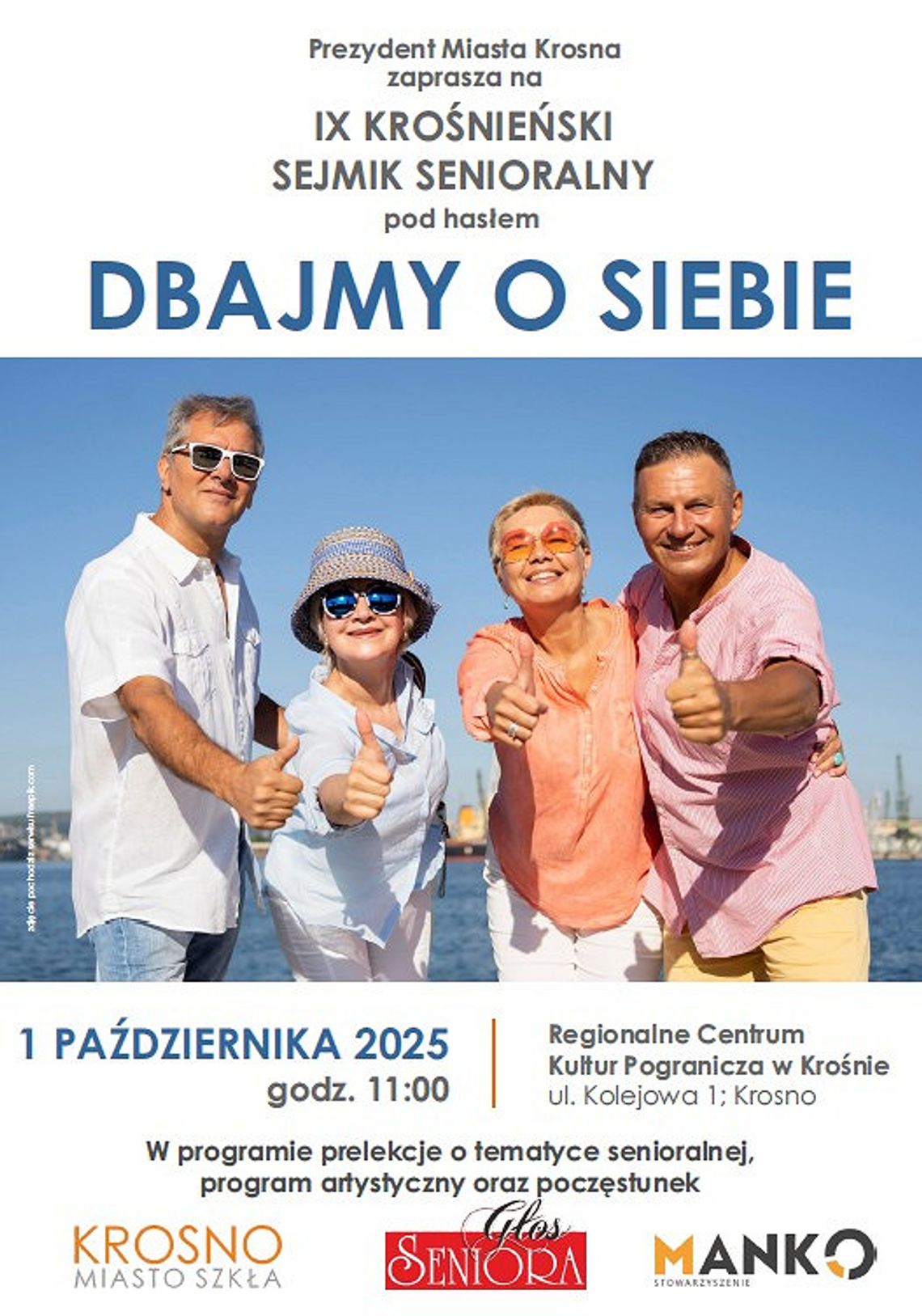Uczestnicy IX Krośnieńskiego Sejmiku Senioralnego na tle morza
