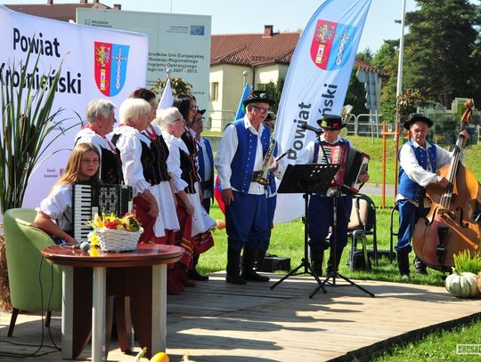 Narodowe Czytanie "Nad Niemnem" przed budynkiem starostwa powiatowego w Krośnie