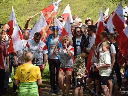 Marszobieg z flagami na górę Cergowa