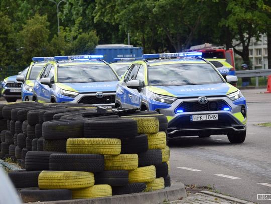 Radiowozy na torze ODTJ. Policjanci z Podkarpacia szkolili się w Krośnie