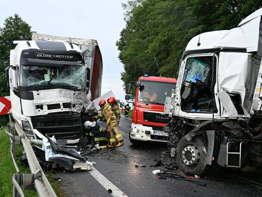 Groźny wypadek na DK73 między Kołaczycami a Krajowicami. Zderzyły się trzy ciężarówki