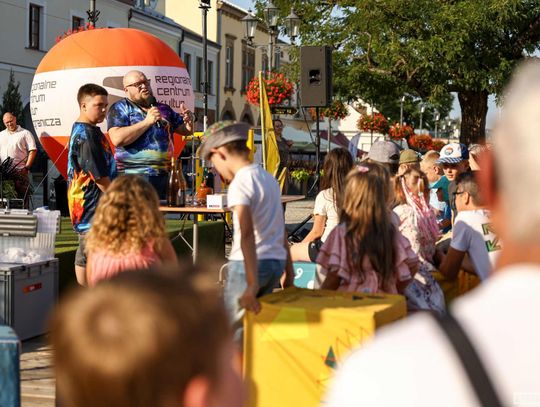Świet(l)ne Miasto rozświetliło Krosno. Nauka, historia i uroczysty przemarsz pod pomnik Ignacego Łukasiewicza [ZDJĘCIA]