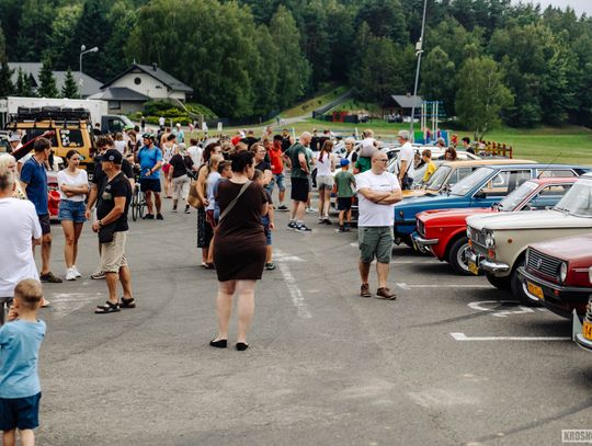 Zabytkowe pojazdy przyciągnęły miłośników motoryzacji. Zlot w Czarnorzekach [ZDJĘCIA]