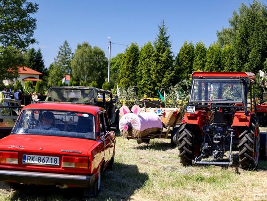Dożynkowy korowód przejechał przez Odrzykoń. Nie zabrakło zabytkowych pojazdów [ZDJĘCIA]
