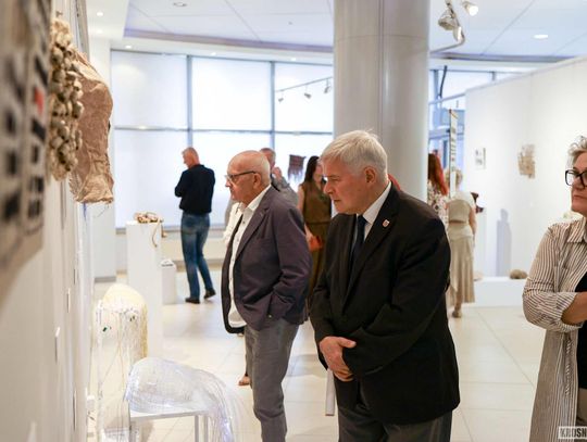 Wernisaż 13. Międzynarodowego Biennale Artystycznej Tkaniny Lnianej „Z krosna do Krosna” 2026