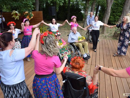 Muzyka, taniec i integracja. Seniorzy bawili się w DPS nr 1 w Krośnie