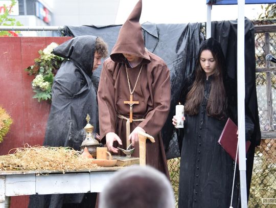 Narodowe Czytanie „Dziadów” przed starostwem w Krośnie