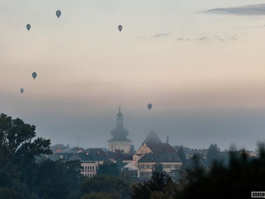 Mgła, słońce i dziesiątki balonów nad Krosnem. Poranny lot treningowy [ZDJĘCIA]